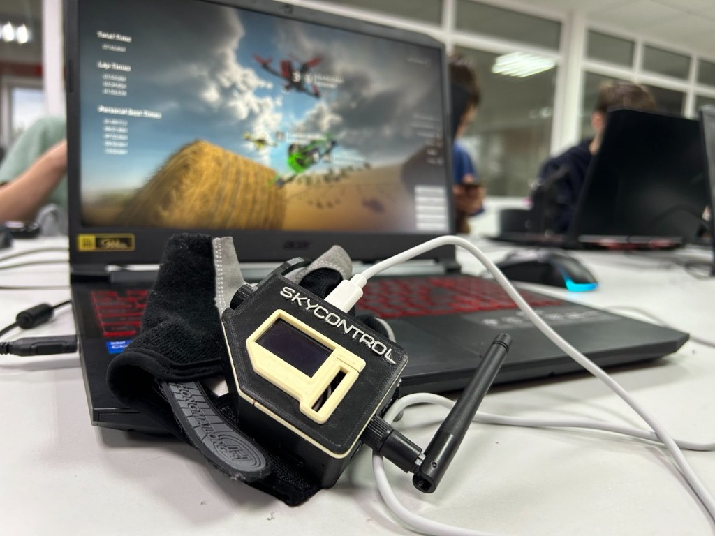 Перчатка SkyControl на учебной площадке